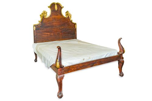 Cama en madera tallada y dorada, España, s. XXDe perfil r
