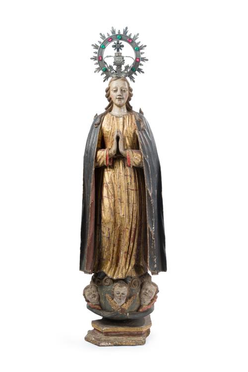 105   -  <p><span class="object_title">ESCUELA ESPAÑOLA Siglo XVIII<br/>"Inmaculada Concepción"<br/>En madera tallada, policromada, dorada y con restos de estofado. Con corona y resplandor en plateado decorado con aplicaciones de vidrio de colores simulado pedrería. <br/>Con faltas. </span><br></p>