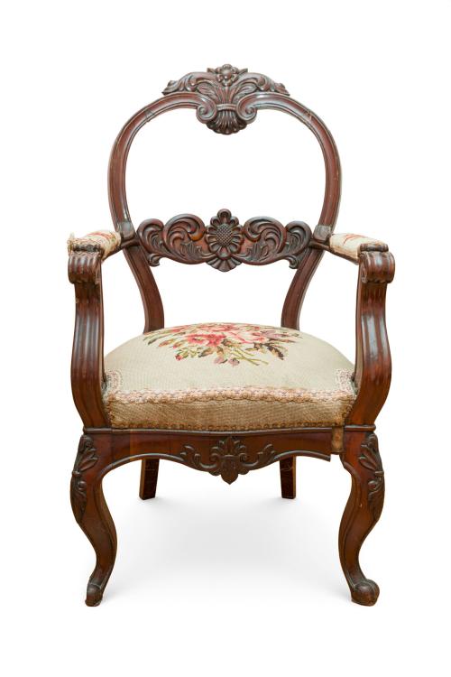 Silla de brazos isabelina, S. XIXEn madera tallada, respa