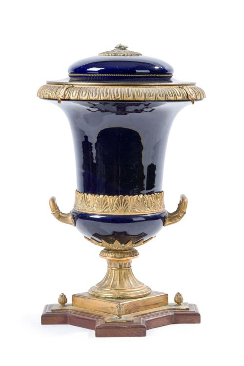 Copa estilo Luis XVI en porcelana azul cobalto con montura 