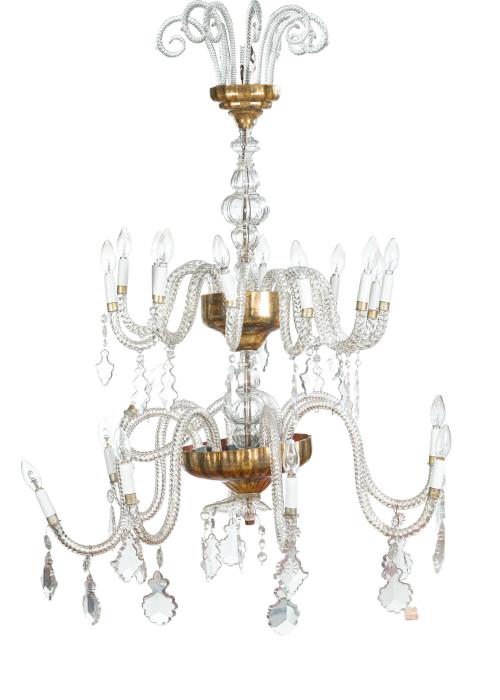 239   -  <p><span class="object_title">Gran lámpara de techo en cristal de la Granja con 20 brazos de luz disftribuidos en dos alturas. Fuste abalaustrado y cazoletas en cristal azogado en dorado. Grandes pandelocas y rosetas talladas. Con resmate de esfera colgante. </span><br></p>