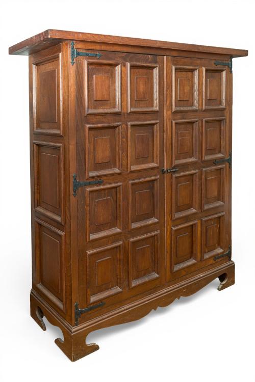 Armario en madera con doble puerta. Decoración tallada de c
