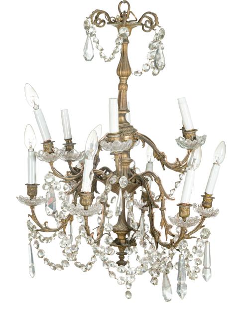 250   -  <p><span class="object_title">Lámpara de techo de 12 luces en bronce pavonado con brazos rameados y decoración de platillos, cuentas, pandelocas y primas colgantes.</span><br></p>