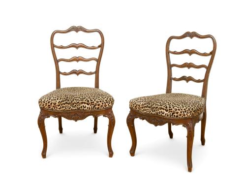 Pareja de sillas en madera con asiento tapizado en "animal 