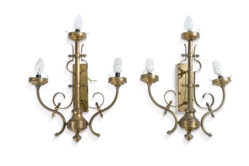 Pareja de apliques de tres luces en metal dorado. 