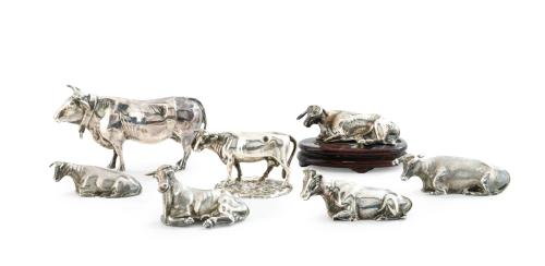 Lote en plata formado por 7 figuritas de vacas. Una de ella