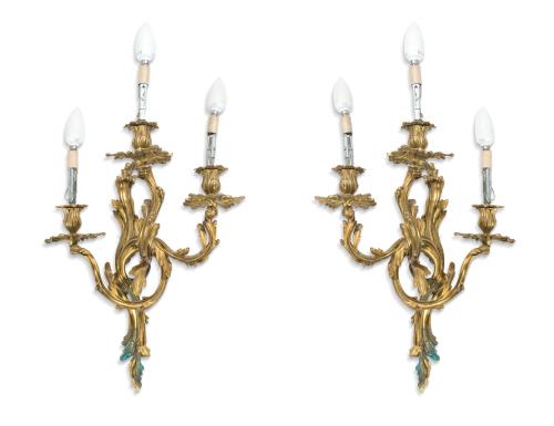 Pareja de apliques de tres luces de estilo Luis XV en bronc
