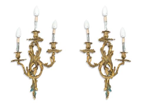 Pareja de apliques de tres luces de estilo Luis XV en bronc