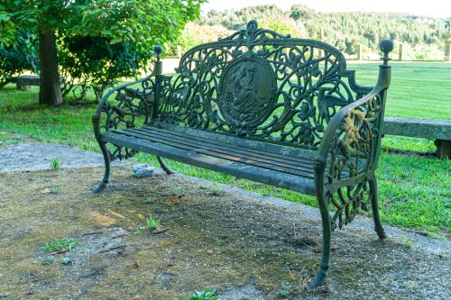 Pareja de bancos de jardin en hierro fundido y pintado en v