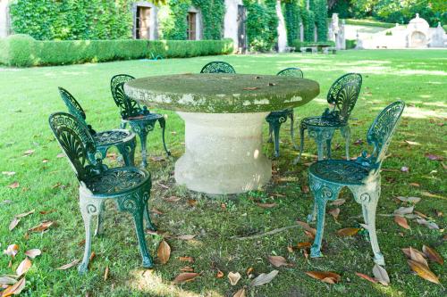 6   -  <p><span class="object_title">Lote formado por 6 sillas en hierro pintado en verde con asiento calado de palmetas y perímero de greca clásica. </span><br></p>