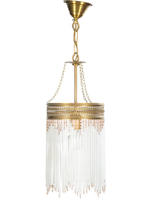 419   -  <p><span class="object_title">Lámpara de techo para dormitorio en metal dorado y calado con cristales tubulares colgantes incoloros y esferas en rosa. </span><br></p>