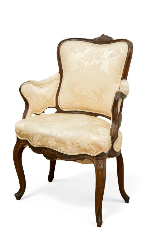 Sillón estilo Luis XVEn madera tallada, patas cabriolé y 