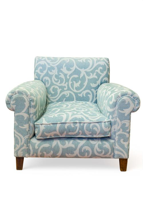 Tresillo tapizado en azul con decoración de tornapuntas veg