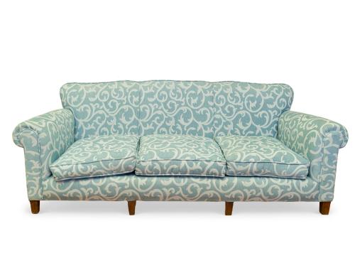 Tresillo tapizado en azul con decoración de tornapuntas veg