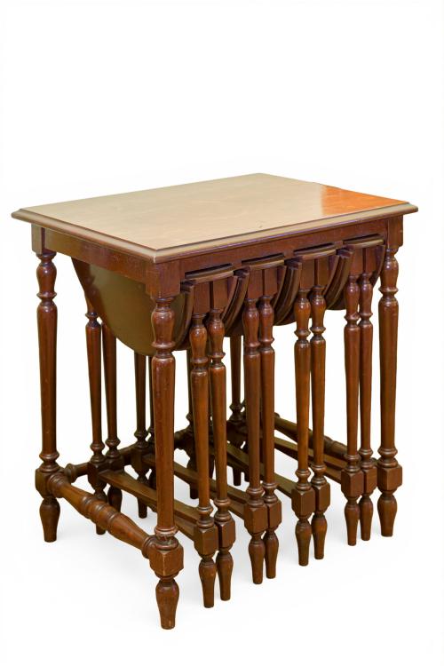 Juego de mesas nido  en madera con patas torneadas. 