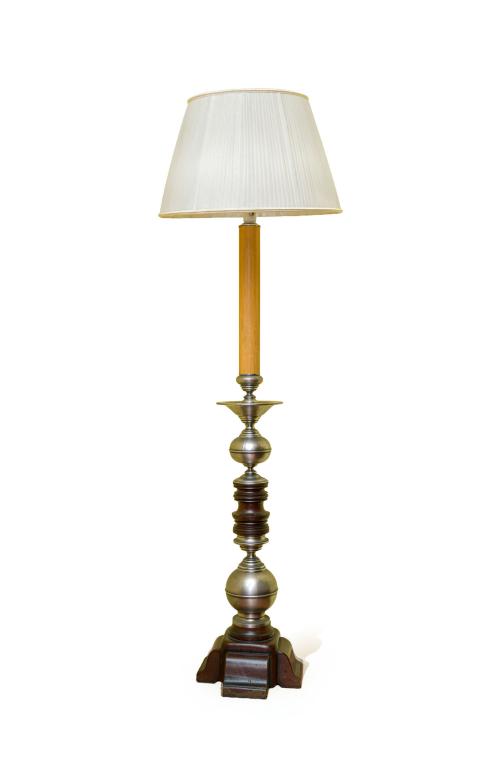 Lámpara de pie moldurado en madera y metal, pantalla en bei