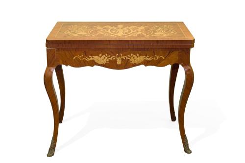 Mesa de juego estilo Luis XVEn madera de con decoración d