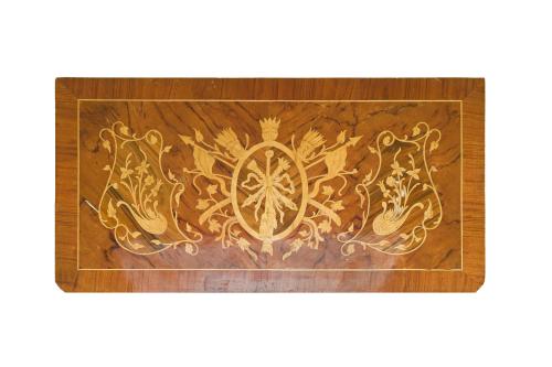 Mesa de juego estilo Luis XVEn madera de con decoración d