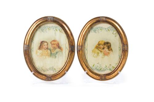 Pareja de decorativos retratos de niñas enmarcados en óvalo