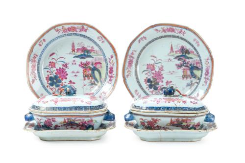 24   -  <p><span class="object_title">Juego en porcelana de Compañía de Indias, China, Dinastia Qing S. XVIII<br/>Con decoración esmaltada y vidriada de paisajes y motivos vegetales y florales. </span><br></p>