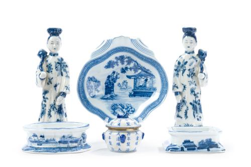Lote en porcelana blanca y azul de estilo oriental formado 