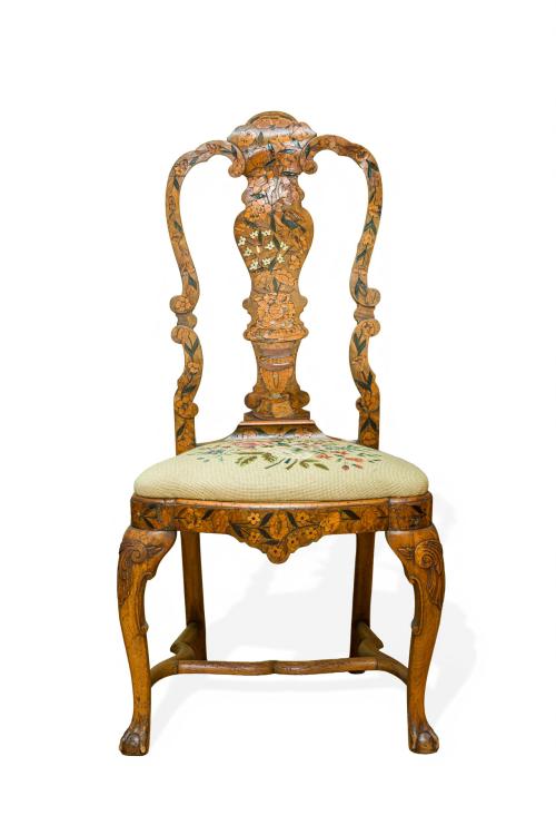 303   -  <p><span class="object_title">Pareja de sillas estilo Reina Ana, Holanda, s. XIX<br/>En madera de nogal de con decoración de marquetería de motivos florales en maderas frutales y tapicería en petip point. Respaldo calado en forma de jarrón y patas cabriolé unidas por chambrana. <br/>Con faltas.  </span><br></p>