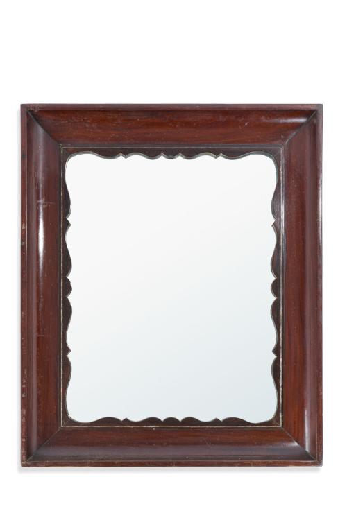 Espejo rectangular con marco en madera tallada y moldurada. 