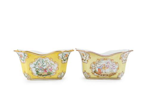 Pareja de centros en porcelana esmaltada y vidriada con dec