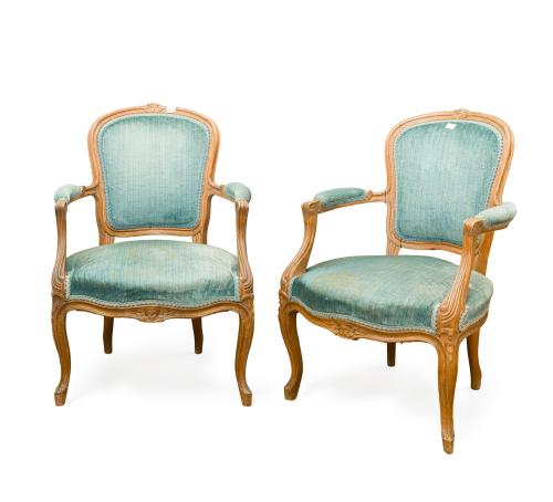 Pareja de sillones estilo Luis XV, s. XXEn  madera tallad