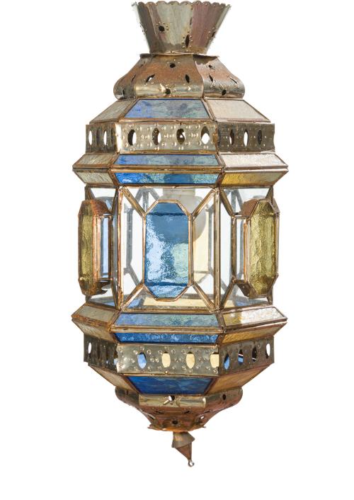566   -  <p><span class="object_title">Farol hexagonal en metal dorado y paños geométricos en cristal bicolor.</span><br></p>