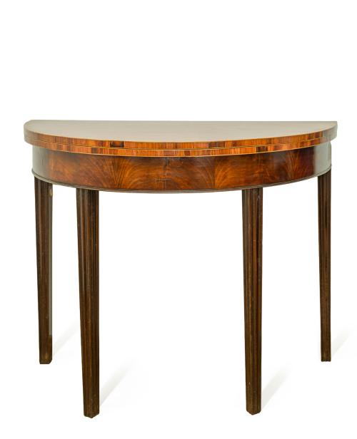 Consola de medialuna estilo neoclásico En madera y patas 