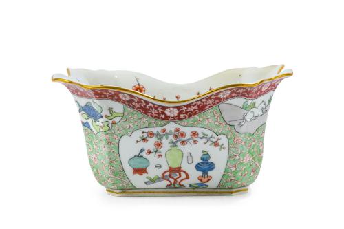 Macetero estilo oriental en porcelana esmaltada y policroma