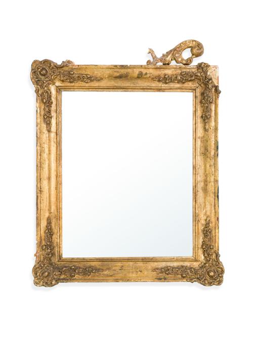 Espejo rectangular con marco en madera tallada y dorada con