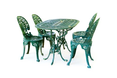 1   -  <p><span class="object_title">Conjunto para jardín en hierro forjado y pintado en verde formado por: mesa y 6 sillas con asiento calado de palmetas y perímero de greca clásica.  </span><br></p>