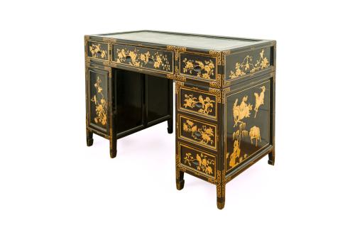 17   -  <p><span class="object_title">Escritorio "Kneehole" oriental en madera lacada en negro con decoración de chinoiseries en dorado.<br/>Con 4 registros de cajones a uno de los lados y al otro lado puerta frontal. <br/><br/></span><br></p>