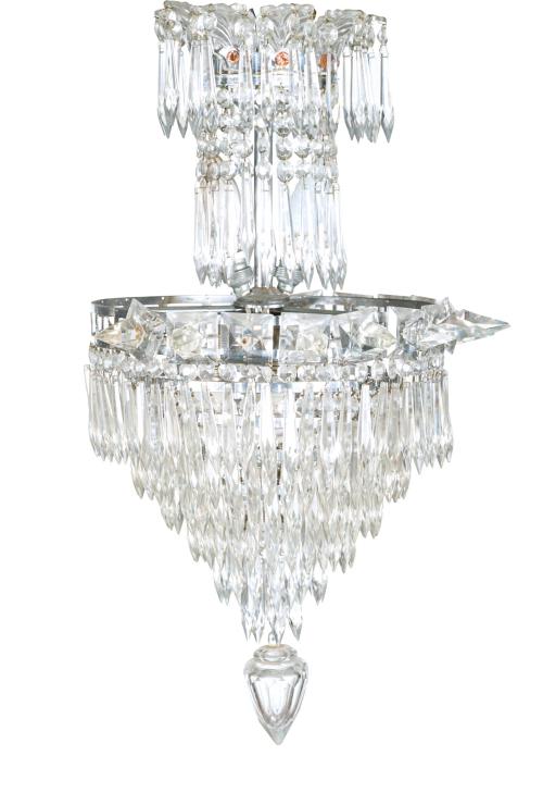 333   -  <p><span class="object_title">Lámpara de techo en cristal en forma de cono con decoración de prismas colgantes y perímetros de pináculos y palmetas. </span><br></p>