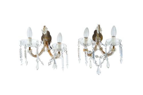 Pareja de apliques de dos luces en cristal moldeado y talla