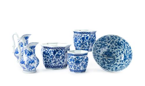 Lote en porcelana de estilo oriental formado por: dos jarra