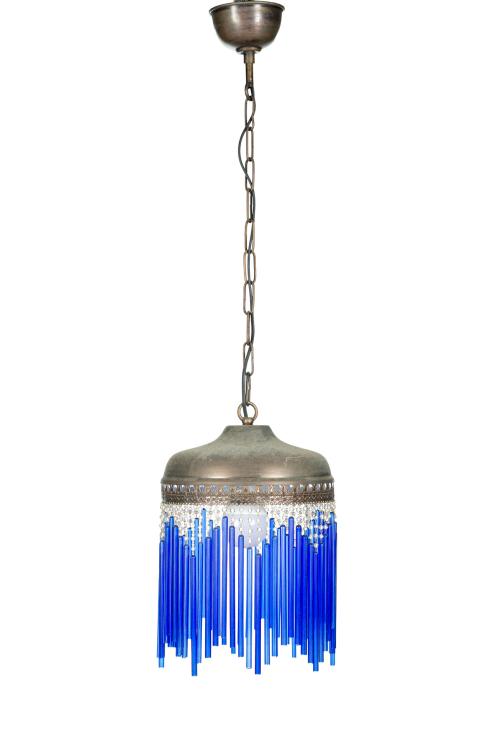 314   -  <p><span class="object_title">Lote de dos lámparas de dormitorio en metal dorado y calado con decoración de macarrones de cristal incoloro y azul. </span><br></p>