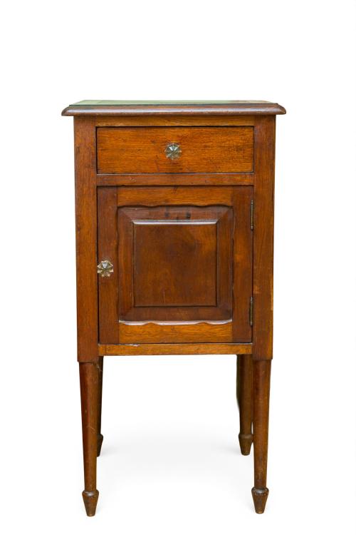 Mesilla de noche en madera con cajón en cintura y puerta fr