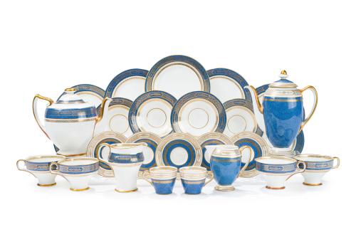 ROYAL DOULTONJuego de merienda en porcelana blanca con fi