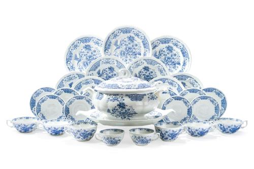 Vajilla en porcelana blanca de Pontesa. Decoración esmalt