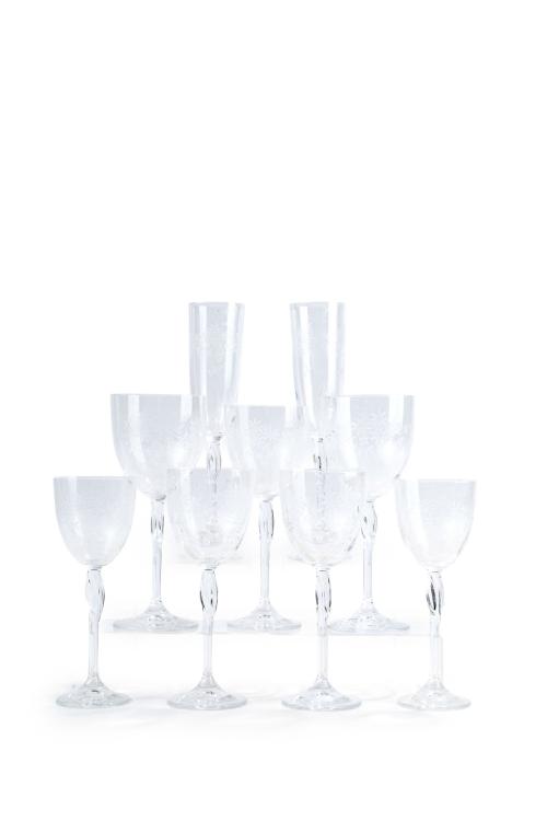 689   -  <p><span class="object_title">Cristalería con decoración grabada al ácido de flores y fustes moldurado. <br/></span><br></p>