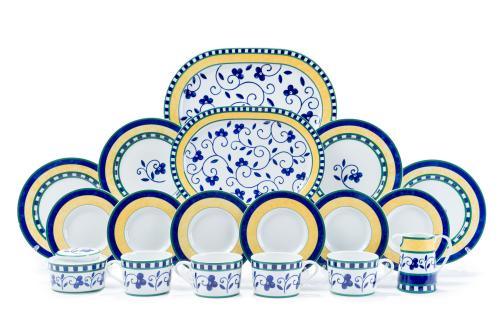 Juego de café en porcelana portuguesa con decoración esmalt