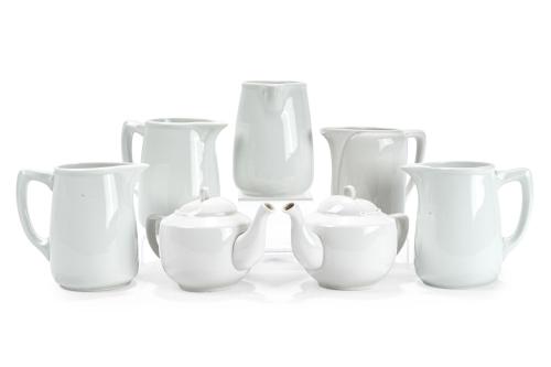 605   -  <p><span class="object_title">Juego de 5 jarritas y 2 teteras en porcelana gallega. Con marcas. </span><br></p>