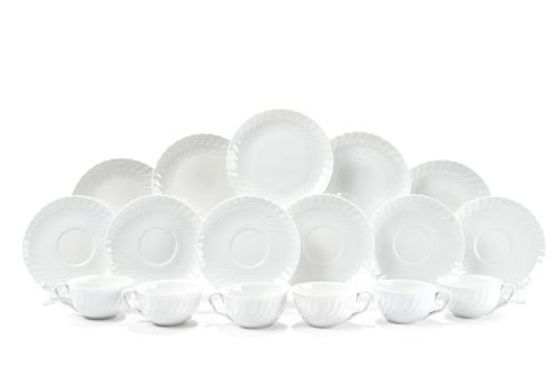 Juego de café en porcelana blanca formado por: 10 tazas de 