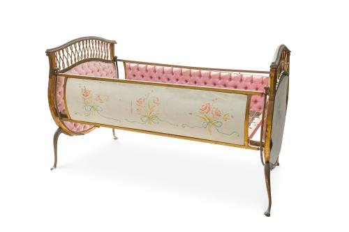 Cuna antigua en metal dorado y calado con interiores forrad