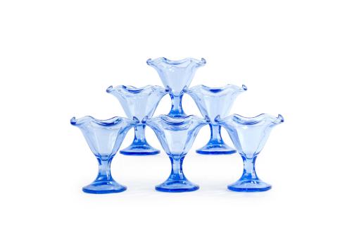 682   -  <p><span class="object_title">Juego de 11 copas de helado en cristal italiano moldeado en azul.</span><br></p>