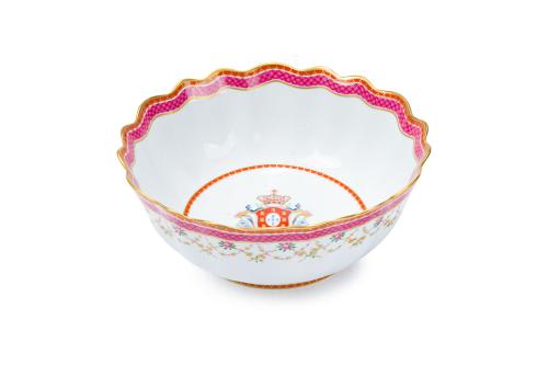 Ensaladera en porcelana portuguesa. S. XX.Decoración de g