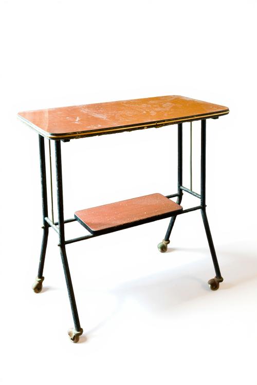 651   -  <p><span class="object_title">Mesa auxiliar con dos baldas en madera y hierro pintado. Apoya sobre ruedas. </span><br></p>